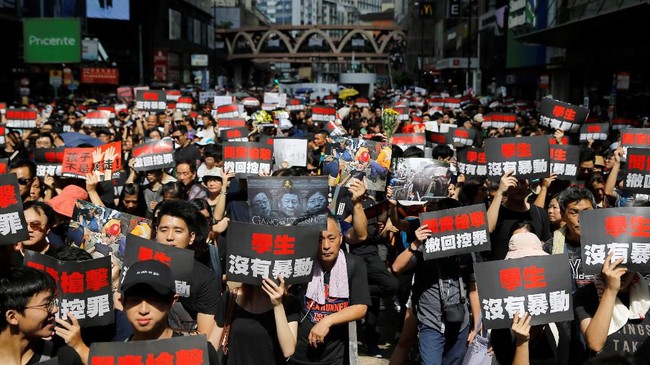 Ratusan demonstran menggelar protes baru di depan Kantor Kementerian Kehakiman Hong Kong untuk mendesak pembatalan RUU Ekstradisi yang kini masih ditangguhkan.