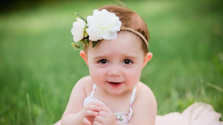 Nama bunga memancarkan keindahan, kelembutan dan harum yang khas, sangat cocok untuk disematkan pada nama bayi si gadis cilik. Simak daftarnya!