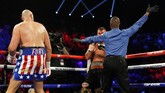 FOTO: Tyson Fury Menang di Ronde Kedua Atas Schwarz Tyson Fury hanya butuh dua ronde untuk mengkanvaskan Tom Schwarz usai menang technical knock out (TKO) dalam pertarungan kelas berat di MGM Grand Garden Arena.