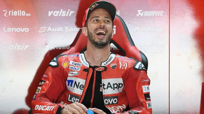 Kualifikasi MotoGP Catalunya 2019 Mission Winnow Ducati's Italian rider Andrea Dovizioso smiles during the Catalunya MotoGP Grand Prix third free practice session at the Catalunya racetrack in Montmelo, near Barcelona, on June 15, 2019. (Photo by LLUIS GENE / AFP)