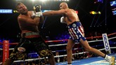 FOTO: Tyson Fury Menang di Ronde Kedua Atas Schwarz Tyson Fury hanya butuh dua ronde untuk mengkanvaskan Tom Schwarz usai menang technical knock out (TKO) dalam pertarungan kelas berat di MGM Grand Garden Arena.