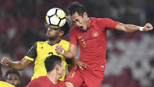 Ilija Spasojevic mengajarkan bek Hansamu Yama Pranata cara menendang dalam sesi latihan jelang pertandingan Indonesia vs Thailand di Piala AFF 2022.