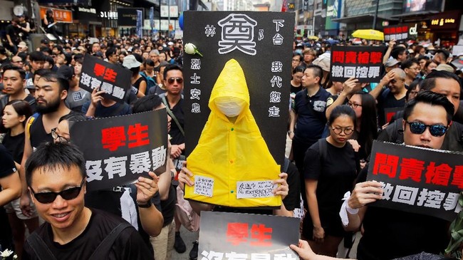 Warga Hong Kong tetap menuntut pemerintah membatalkan pembahasan RUU Ekstradisi yang kontroversial.