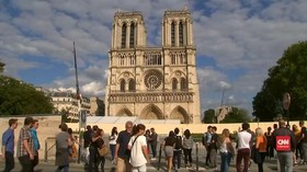 VIDEO: Kebaktian Pertama di Notre-Dame 'Dilindungi' Helm