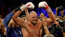 FOTO: Tyson Fury Menang di Ronde Kedua Atas Schwarz