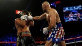 FOTO: Tyson Fury Menang di Ronde Kedua Atas Schwarz Tyson Fury hanya butuh dua ronde untuk mengkanvaskan Tom Schwarz usai menang technical knock out (TKO) dalam pertarungan kelas berat di MGM Grand Garden Arena.