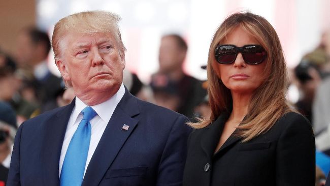 Melania Trump dikritik habis karena memakai kacamata hitam saat perayaan D-Day. Namun ada alasan 'pilu' di baliknya. 