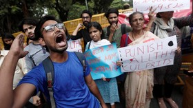 Gaji Minim dan Kerap Dianiaya, Ratusan Ribu Dokter India Demo