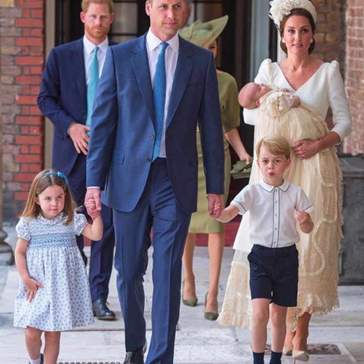 <p>Throwback ketika Pangeran William berbagi tugas dengan istri, menjaga George dan Charlotte di acara pembaptisan Pangeran Louis. (Foto: Instagram @kensingtonroyal)</p>