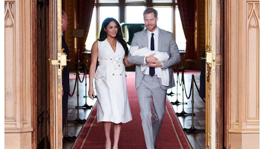 Gelar kerajaan Pangeran Harry dan Meghan Markle dicopot.