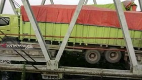 Truk Bandel Lintasi Jalintim Sumatra, Jembatan Darurat Ambruk