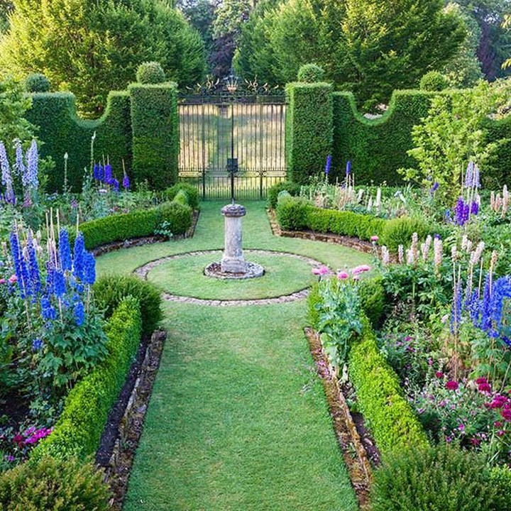 <div>Bagian dari Sundial Garden yang ditumbuhi oleh berbagai bunga cantik yang memiliki warna cerah.</div>