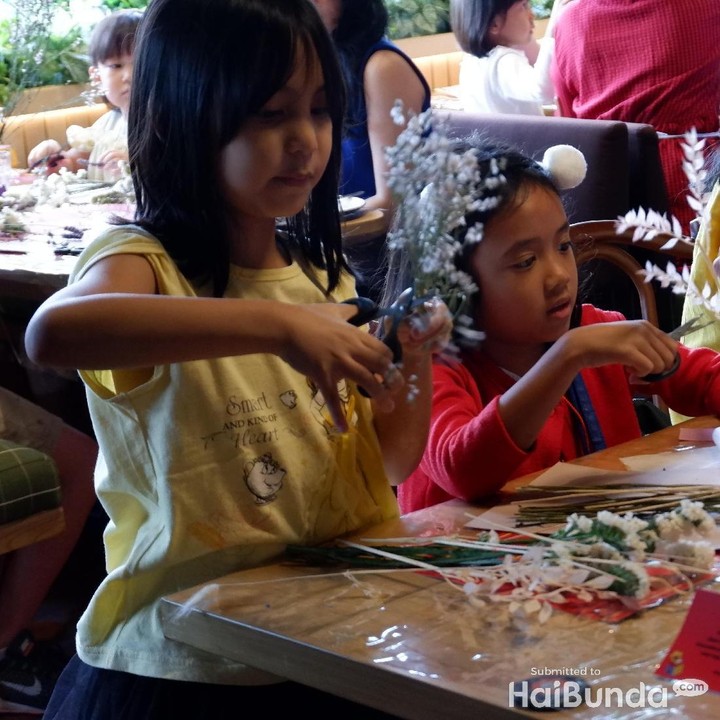 <p>Siapa bilang merangkai bunga cuma buat orang dewasa? Anak-anak juga bisa kok. (Foto: Annisa Karnesyia)</p>