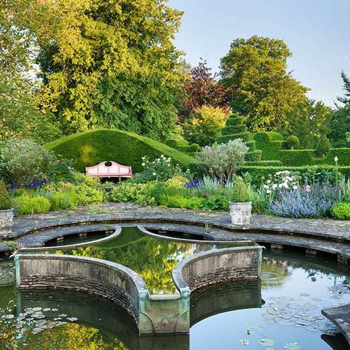 <div>Thyme Walk, area kebun yang mengesankan ditanam dengan 20 varietas thyme (tumbuhan rempah) yang berbeda. Di bagian bawah Thyme Walk terdapat Lily Pool Garden dan Gladiator Borghese perunggu, yang merupakan hadiah untuk Pangeran dari Lord Cholmondeley.</div>