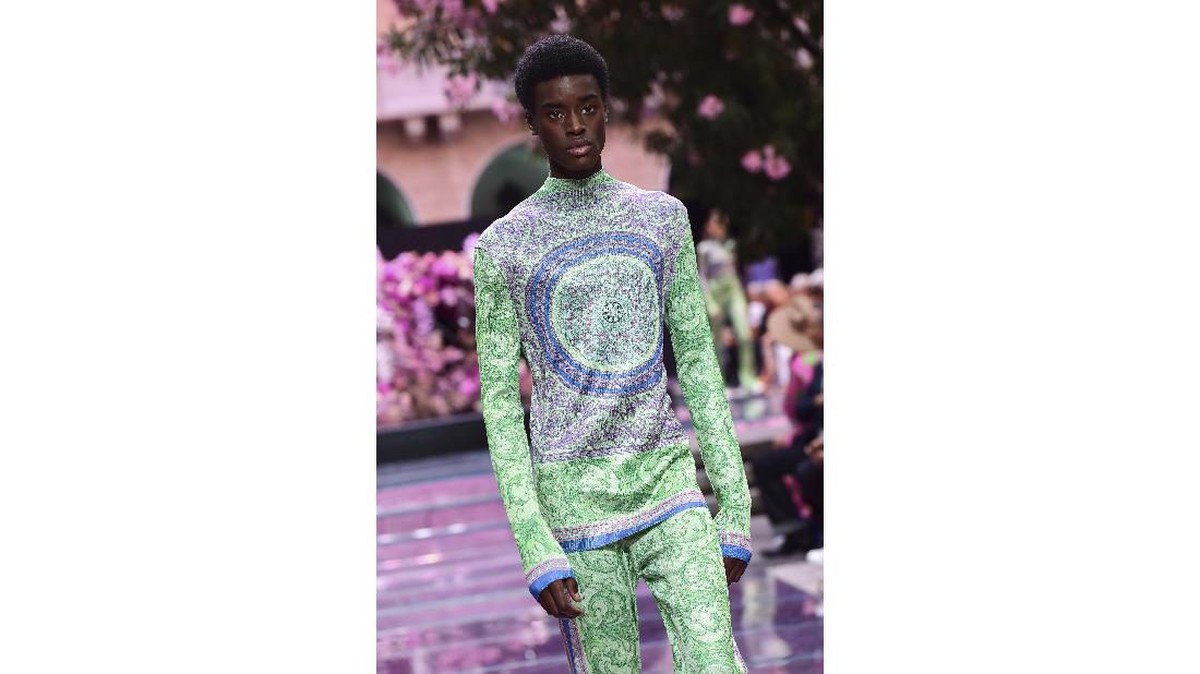 FOTO: Feminitas Kaum Pria dalam 'Bahasa' Versace