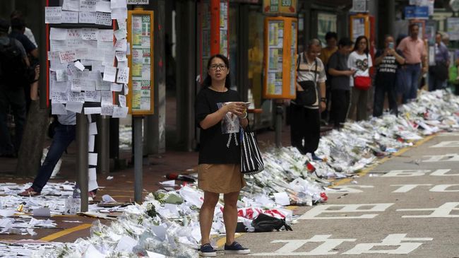 Massa Bubarkan Diri dari Depan Parlemen Hong Kong Massa sudah membubarkan diri dari depan parlemen Hong Kong setelah sempat memblokir jalur utama tersebut sehari setelah demonstrasi menolak RUU ekstradisi.