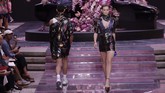 FOTO: Feminitas Kaum Pria dalam 'Bahasa' Versace Versace menampilkan gaya busana pria yang bercerita tentang busana-busana untuk pria yang tak takut bereksperimen dengan gaya feminin.