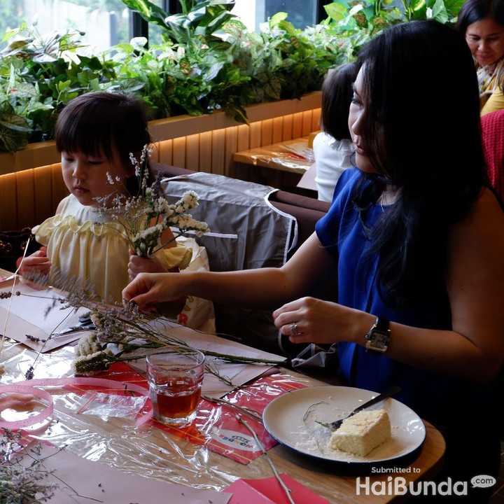 <p>Lebih seru lagi kalau si kecil dibantu sama Bunda merangkai bunganya. (Foto: Annisa Karnesyia)</p>