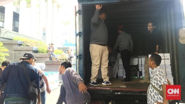 Tim 02 mengirim lagi alat bukti sengketa Pilpres 2019 yang dimuat dalam tiga truk boks ke MK, Senin (17/6) sore, setelah sebelumnya dianggap kurang bukti.