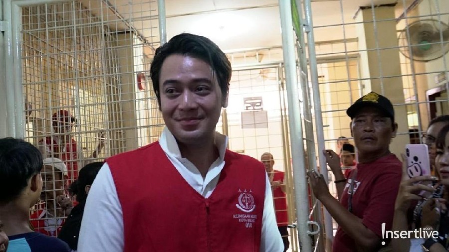Bahagiannya Kriss Hatta usai dinyatakan bebas dan bisa kembali ke rumah.