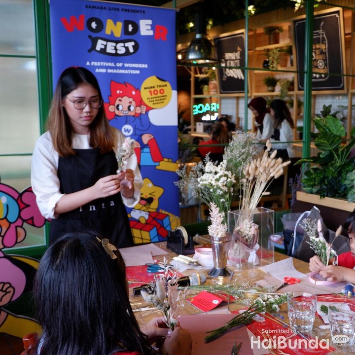 <p>Kira-kira hasil merangkai bunga siapa nih yang paling kece? He-he-he. (Foto: Annisa Karnesyia)</p>