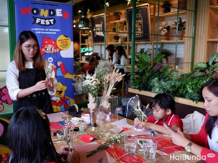 9 Potret Keseruan Bunda Merangkai Bunga Bareng Si Kecil