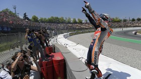 FOTO: Marquez Menang dalam Drama MotoGP Catalunya