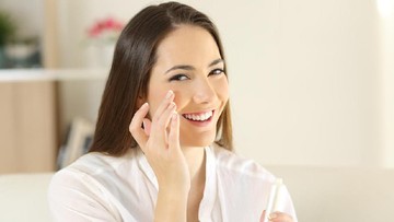 WAKTU YANG TEPAT UNTUK MENGAPALIKASIKAN SKINCARE KHUSUS MATA