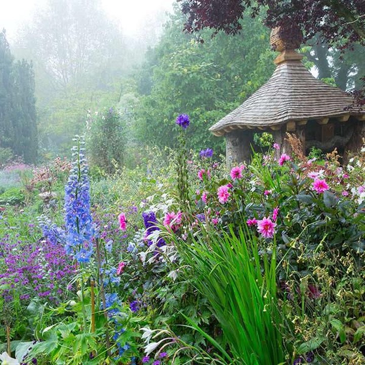 <div>Sundial Garden, awalnya dirancang sebagai kebun mawar oleh Lady Salisbury, namun kini telah berevolusi untuk menampilkan skema penanaman bunga yang beragam, dengan tanaman delphinium berbunga bulan Juni dan Juli.</div>