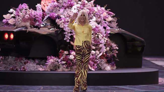 FOTO: Feminitas Kaum Pria dalam 'Bahasa' Versace