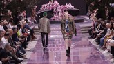 FOTO: Feminitas Kaum Pria dalam 'Bahasa' Versace Versace menampilkan gaya busana pria yang bercerita tentang busana-busana untuk pria yang tak takut bereksperimen dengan gaya feminin.