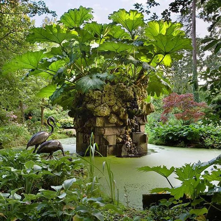 <div>Area kebun yang dinamai The Stumpery, ditumbuhi berbagai tanaman dari hutan. The Stumpery menampilkan serangkaian struktur kebun yang alami. Kemudian ada dua 'kuil' klasik yang dibuat dari kayu ek hijau dan dipotong menyerupai batu, di bagian bawahnya terdapat patung Dewi Kayu David Wynne.</div>