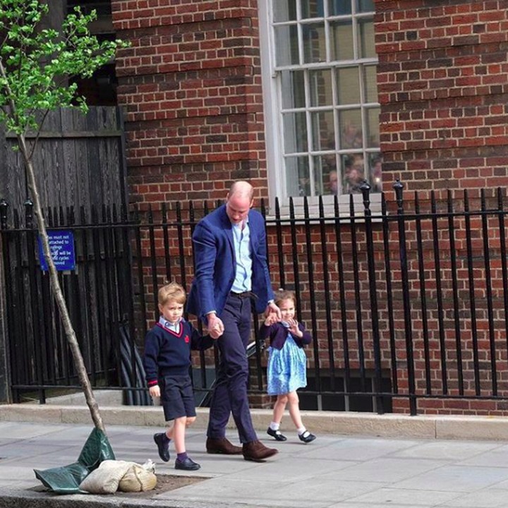 <p>Salah satu foto ikonik, saat Pangeran William menjemput Pangeran George dan Putri Charlotte untuk melihat adik barunya. (Foto: Instagram @kensingtonroyal)</p>