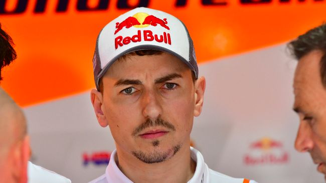 Rumor MotoGP: Lorenzo Umumkan Pensiun Malam Ini Jorge Lorenzo dikabarkan akan mengumumkan pensiun dari MotoGP setelah menggelar konferensi pers darurat bersama CEO Dorna Carmelo Ezpeleta.