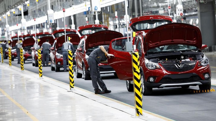 Buruh bekerja di pabrik mobil Vinfast pada kesempatan upacara pembukaannya di kota Hai Phong, Vietnam 14 Juni 2019. REUTERS / Kham Labourers work at Vinfast auto plant on the occasion of its opening ceremony in Hai Phong city, Vietnam June 14, 2019. REUTERS/Kham