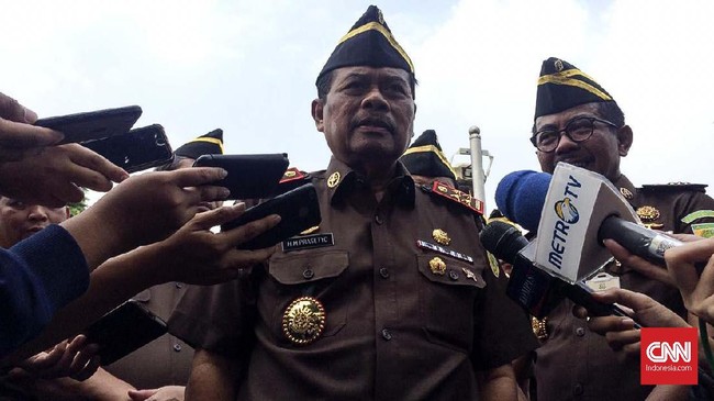 Jaksa Agung HM Prasetyo menyebut sejumlah kasus yang mangkrak tersebut karena aktor korupsi yang pintar, dengan jaringan luas.