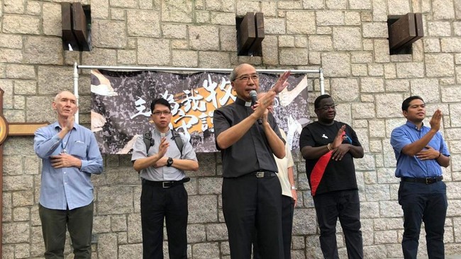 Tangis Kardinal Gereja Katolik Hong Kong, Joseph Chan, mendorong seorang romo asal Indonesia untuk mendampingi umat mengikuti demonstrasi tolak RUU ekstradisi.