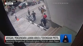 VIDEO: Pengendara Lawan Arus & Todongkan Pistol