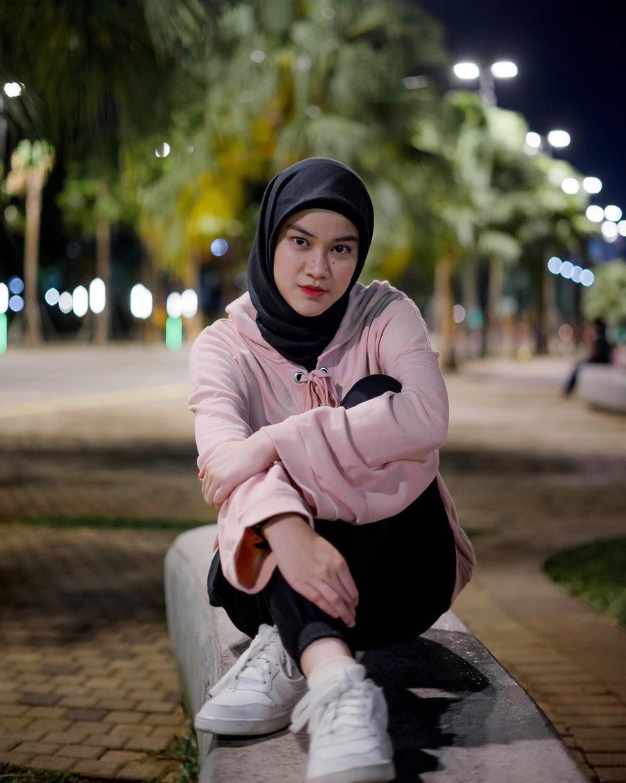 Dwi Putri Bonita Para personil JKT 48 ini telah lulus dan telah yakin untuk berhijab.