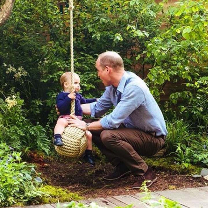 <p>Ketika mengunjungi Chelsea Garden, taman yang dirancang oleh Kate Middleton dan tim. Kedekatan Pangeran William dan si bungsu tertangkap oleh kamera. (Foto: Instagram @kensingtonroyal)</p>
