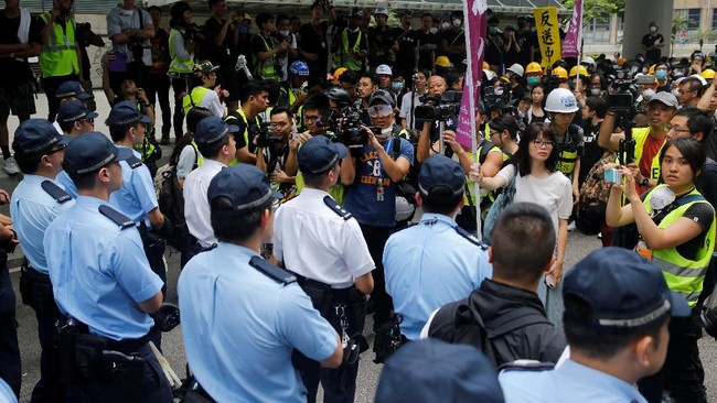 Massa masih menguasai jalan-jalan protokol Hong Kong, Senin (17/6), sehari setelah demonstrasi besar-besaran untuk menolak rancangan undang-undang ekstradisi.