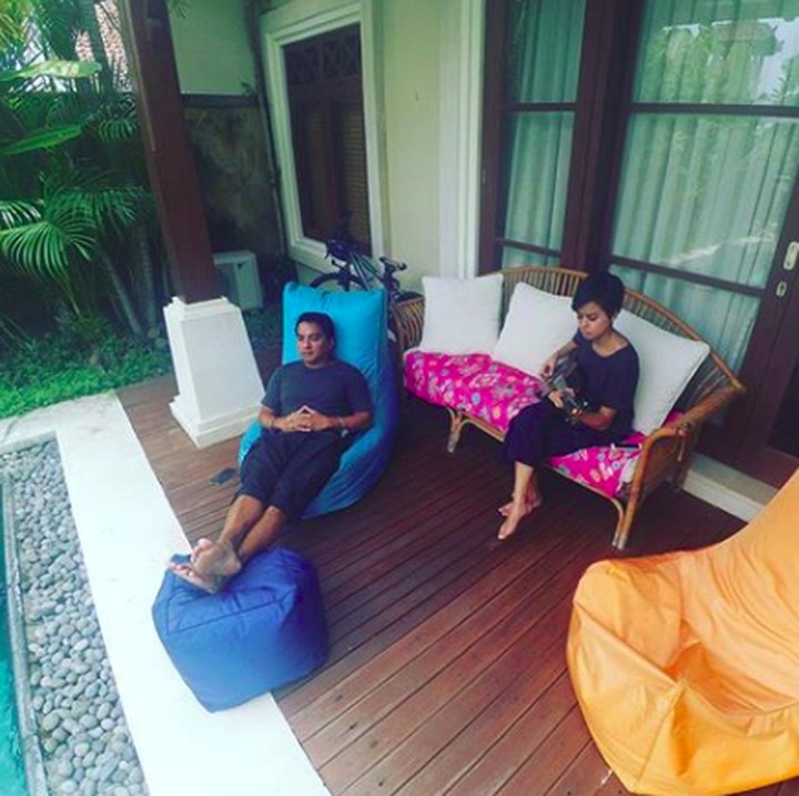Eva Celia bersama Indra Lesmana di halaman rumahnya, di Bali. Tampaknya quality time mereka kala itu diisi dengan bernyanyi dan berdiskusi. (Foto: Instagram @indralesmana)