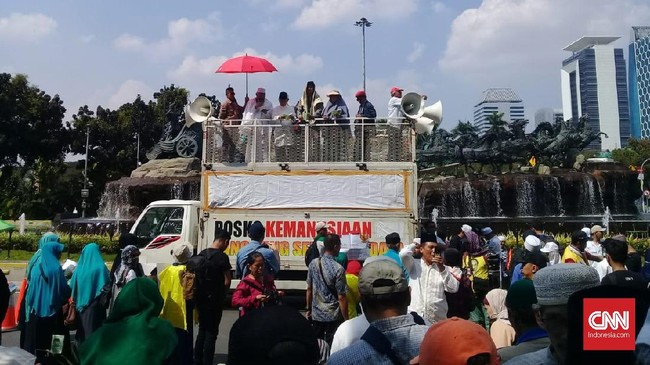 Ratusan massa yang terdiri dari barisan alumni Universitas Indonesia (UI), emak-emak, dan pendukung Prabowo-Sandi di pilpres 2019 hadir mengawal sidang MK.