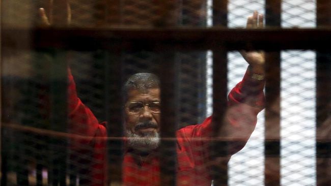 Sebelum Dimakamkan, Jasad Mursi Disalatkan di Dalam Penjara Jasad mantan Presiden Mesir, Mohamed Mursi, dikabarkan disalatkan di dalam sebuah masjid di Penjara Tora, Kairo, sebelum dimakamkan pada Selasa (18/6).