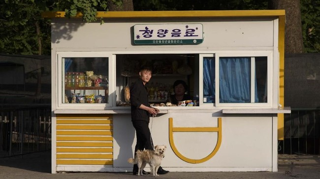 Harga minyak goreng di Korea Utara melonjak hingga mencapai KPW45.000 atau setara Rp718 ribu per liter di tengah krisis pangan yang melanda negara itu.