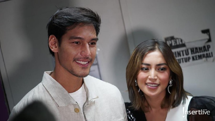 Dapat Hadiah Apartemen, Jessica Iskandar Peluk Mesra Richard Kyle Jessica Iskandar dapat hadiah apartemen dari Richard Kyle.
