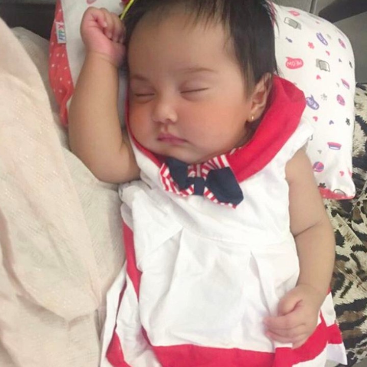 <p>Sejak masih bayi Andi Kylie Zhivanna Ali memang sudah terlihat menggemaskan dengan pipi <em>chubby</em>. Tidur pun enggak lupa bergaya. Sudah mirip dengan Bunda Andi Soraya belum? (Foto: Instagram @andisorayabeatrix)</p>