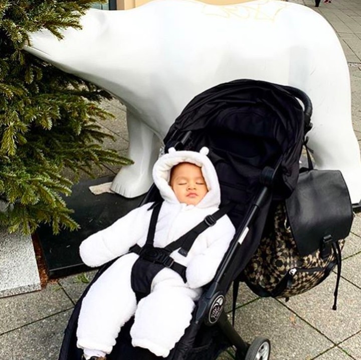 <p>Kelelahan diajak jalan-jalan, Baby Kai langsung pules tidur di stroller. Kalau kata Mama Titi Kamal kaya Polar Bear. He-he-he. (Foto: Instagram @titi_kamall)</p>