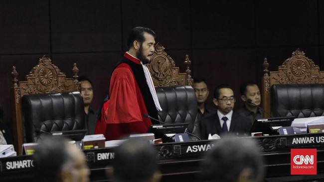 Ketua MK menyatakan untuk memberi kesempatan makan siang dan menunaikan Salat Zuhur, sidang sengketa Pilpres diskors hingga 13.30 WIB hari ini.