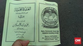 Relawan Bagikan Buku Panduan Zikir Bergambar Prabowo ke Massa